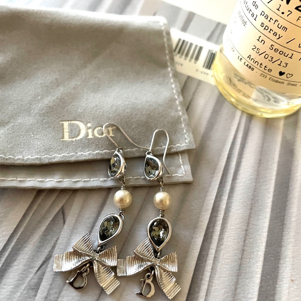 Dior Vintage Faux Pearl and Bow Earrings - Picture 1 of 3